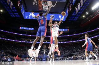 双方球员并 双方球员并